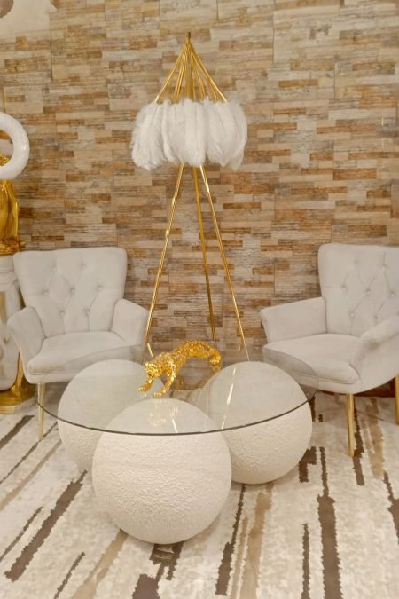 ⚪ طاولة زجاجية بثلاث كرات فاخرة